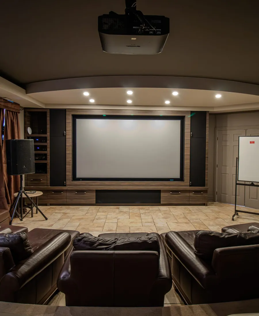 Salle de cinéma maison avec sièges en cuir