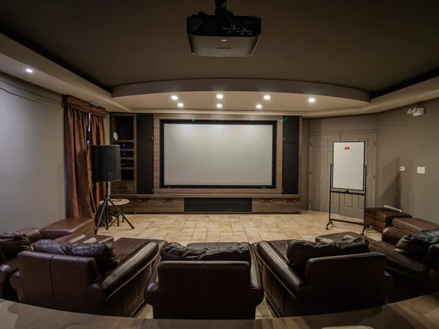 Salle de cinéma maison avec sièges en cuir