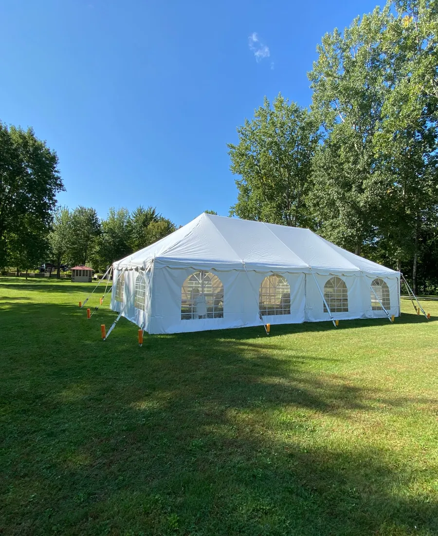 Tente de réception installée sur le domaine