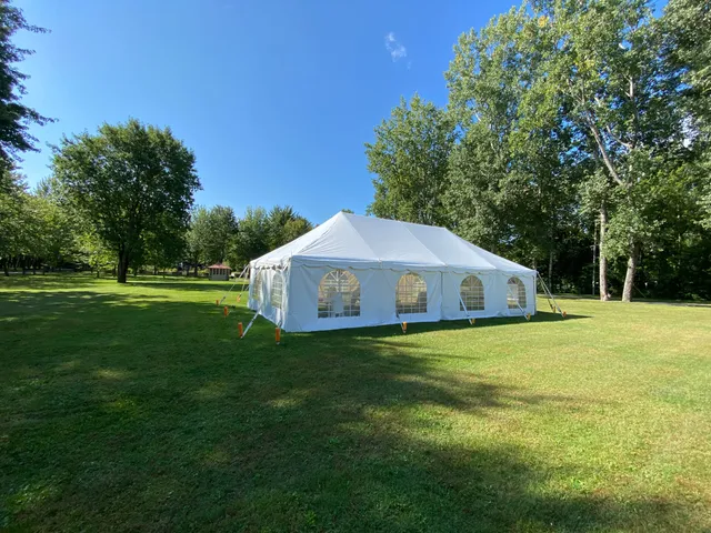 Tente de réception installée sur le domaine