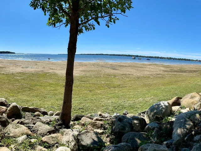 Vue panoramique de la plage et du Lac Champlain