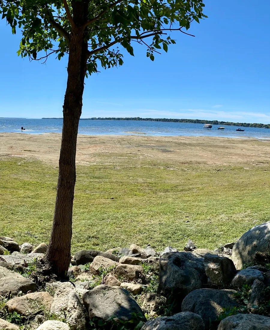 Vue panoramique de la plage et du Lac Champlain