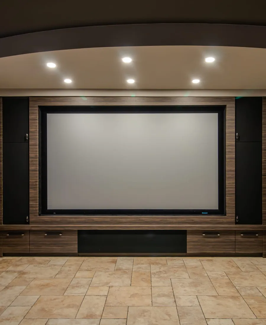 Salle de cinéma maison avec sièges en cuir