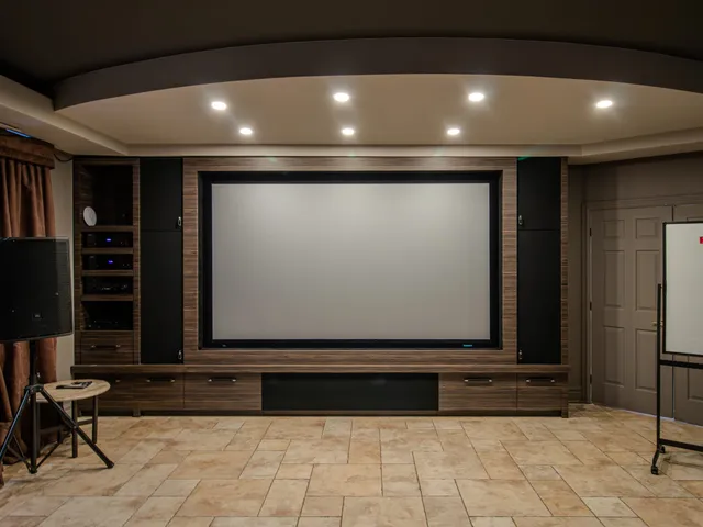 Salle de cinéma maison avec sièges en cuir