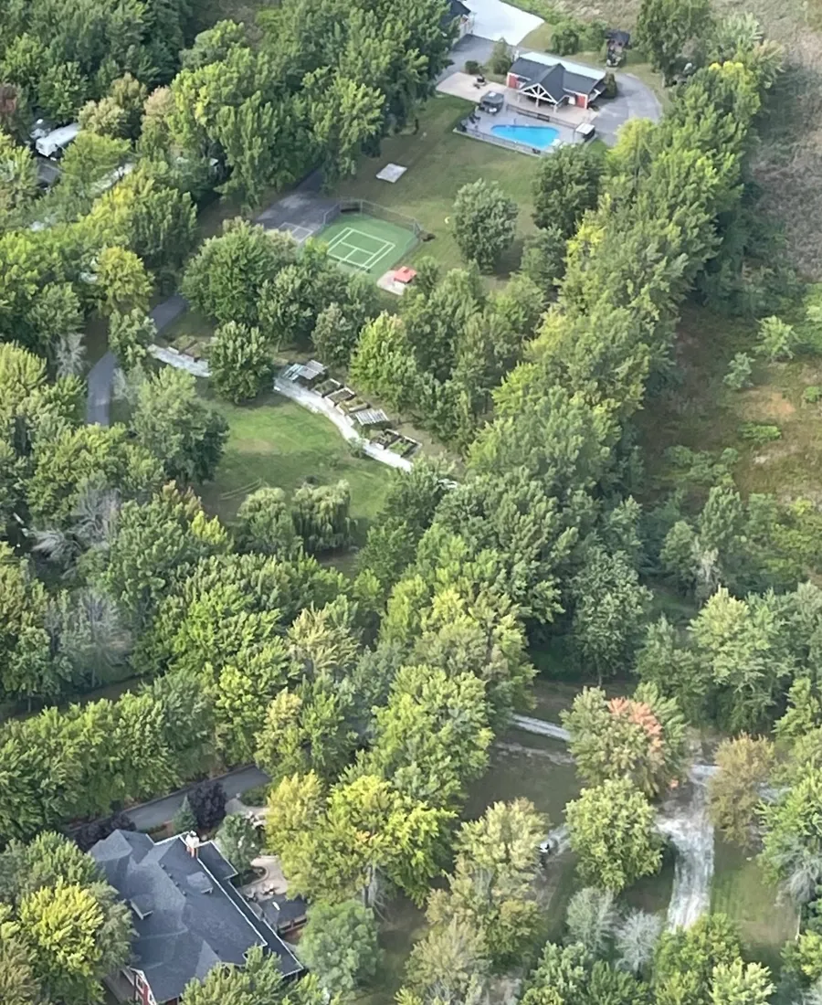 Vue aérienne du domaine avec piscine et terrain de tennis