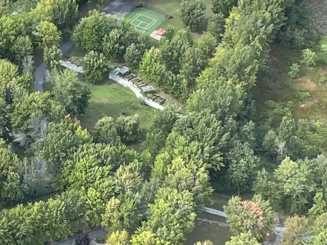 Vue aérienne du domaine avec piscine et terrain de tennis