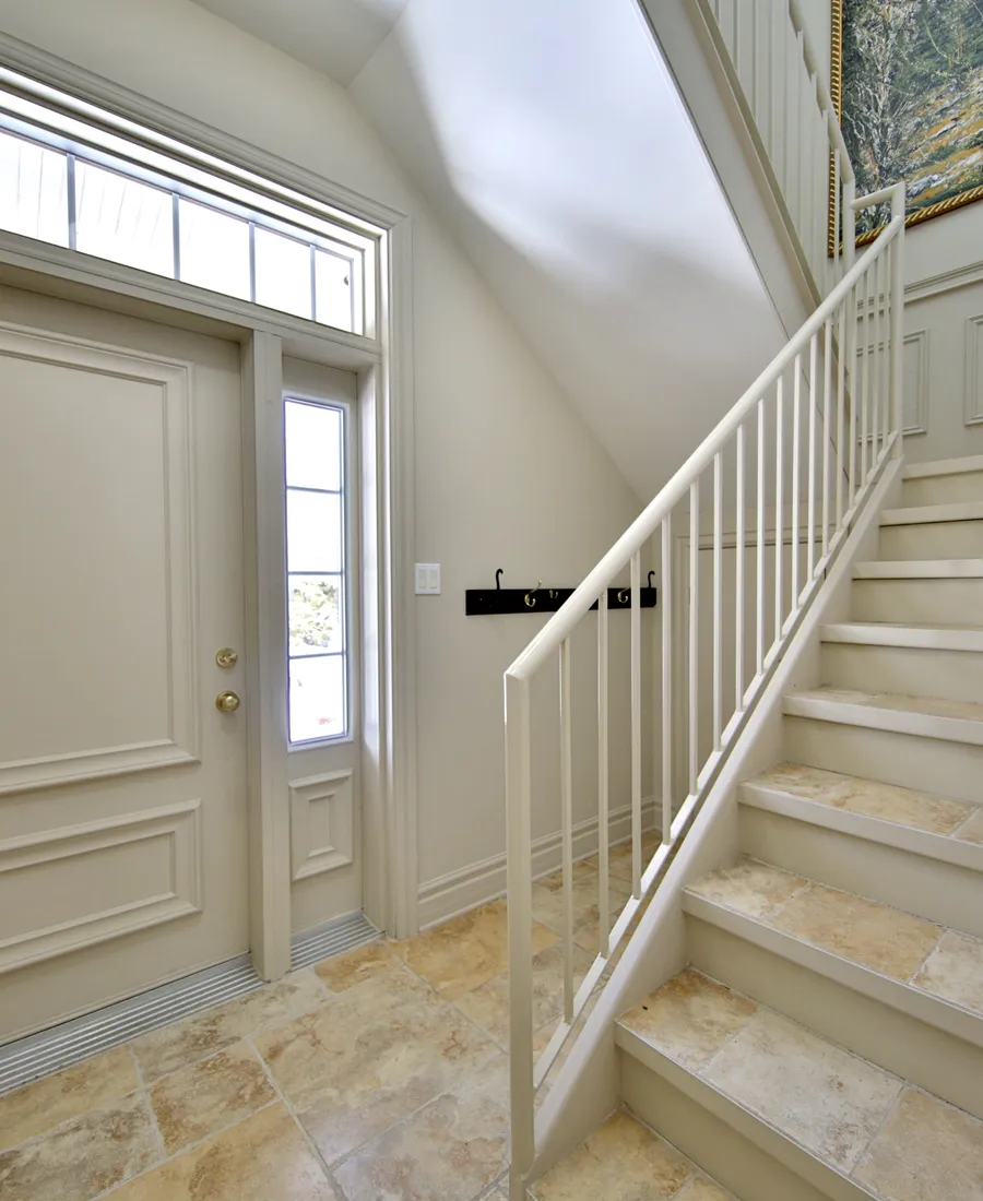 Grand escalier et entrée principale