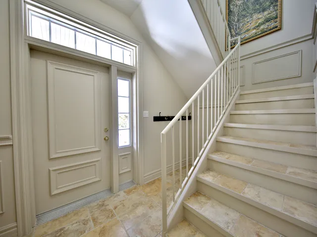 Grand escalier et entrée principale