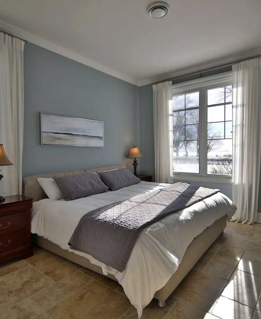 Chambre principale avec vue sur le lac en hiver