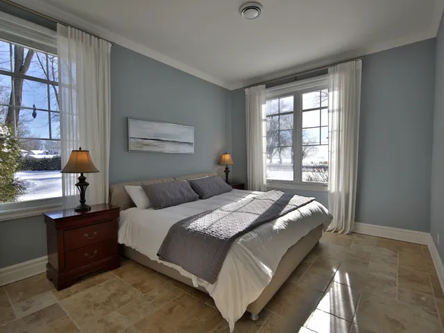 Chambre principale avec vue sur le lac en hiver