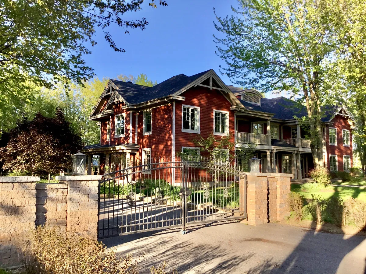 Véranda arrière du Château Venise donnant sur le Lac Champlain, en hiver