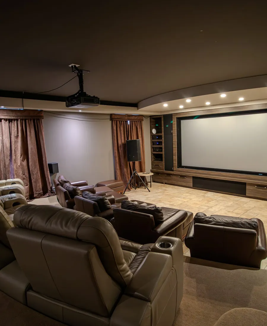 Salle de cinéma maison avec grand écran