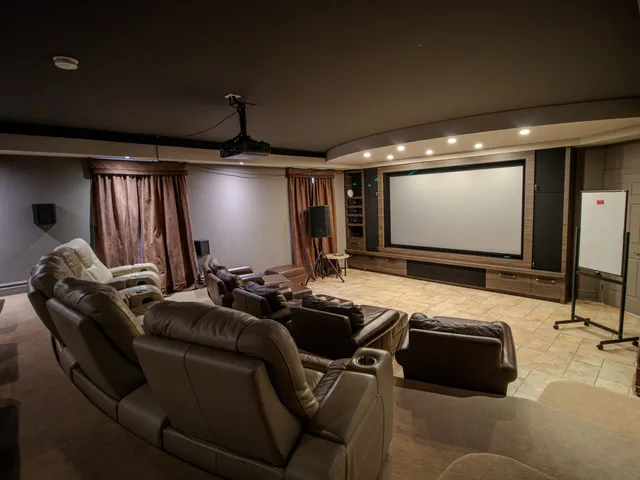 Salle de cinéma maison avec grand écran