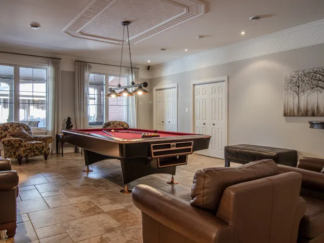 Salle de jeu avec table de billard