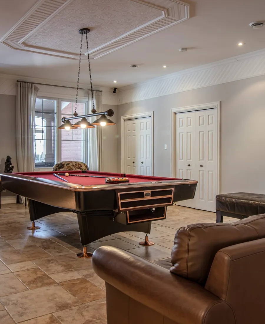 Salle de jeu avec table de billard