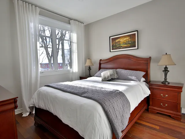 Chambre avec mobilier en bois foncé