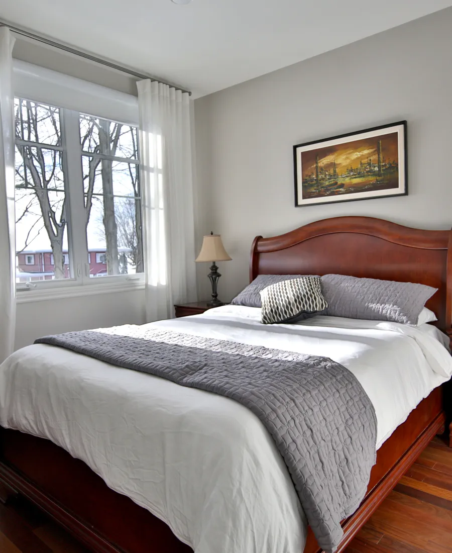 Chambre avec mobilier en bois foncé