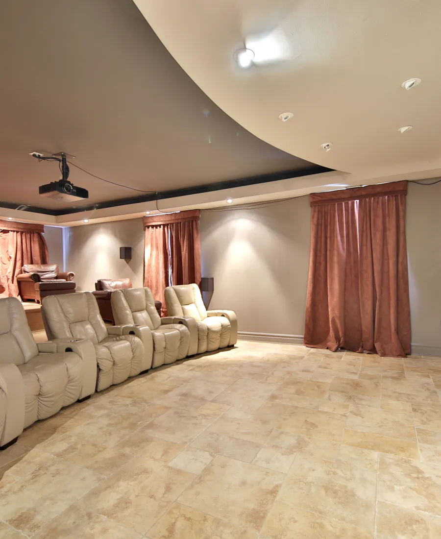 Salle de cinéma maison avec fauteuils inclinables