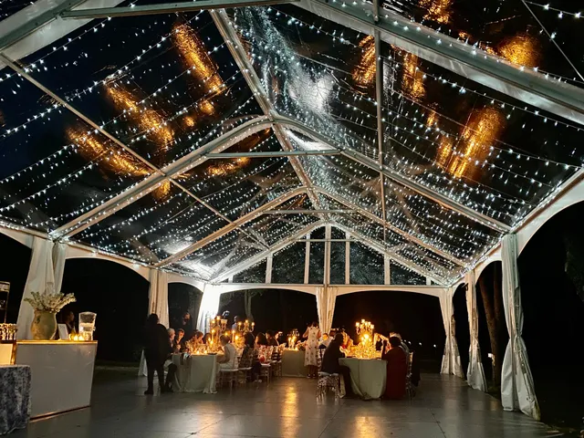 Grande salle commune avec bar et salle à manger