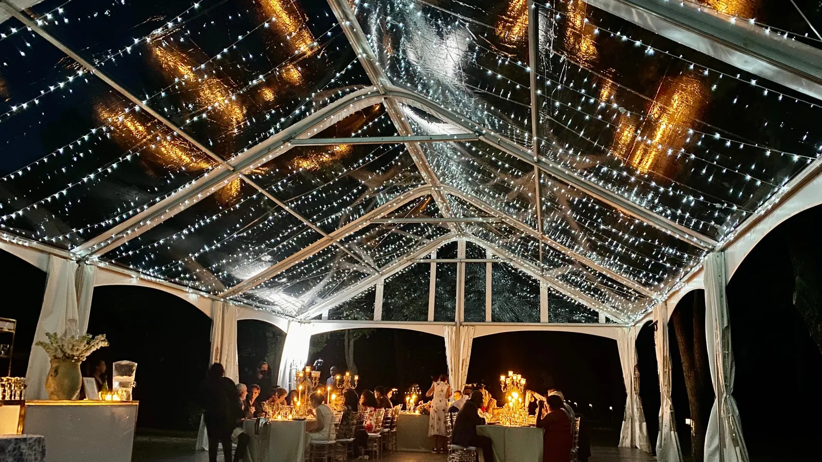 Grande salle commune avec bar et salle à manger