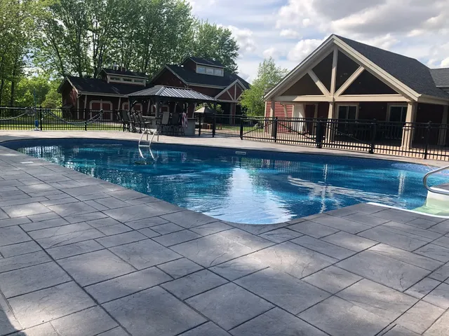 Terrasse couverte avec foyer extérieur en pierre