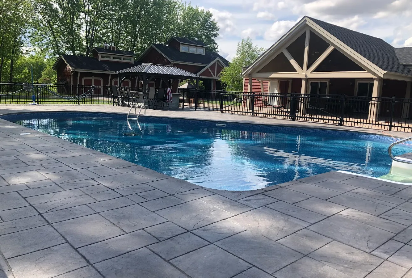 Terrasse couverte avec foyer extérieur en pierre