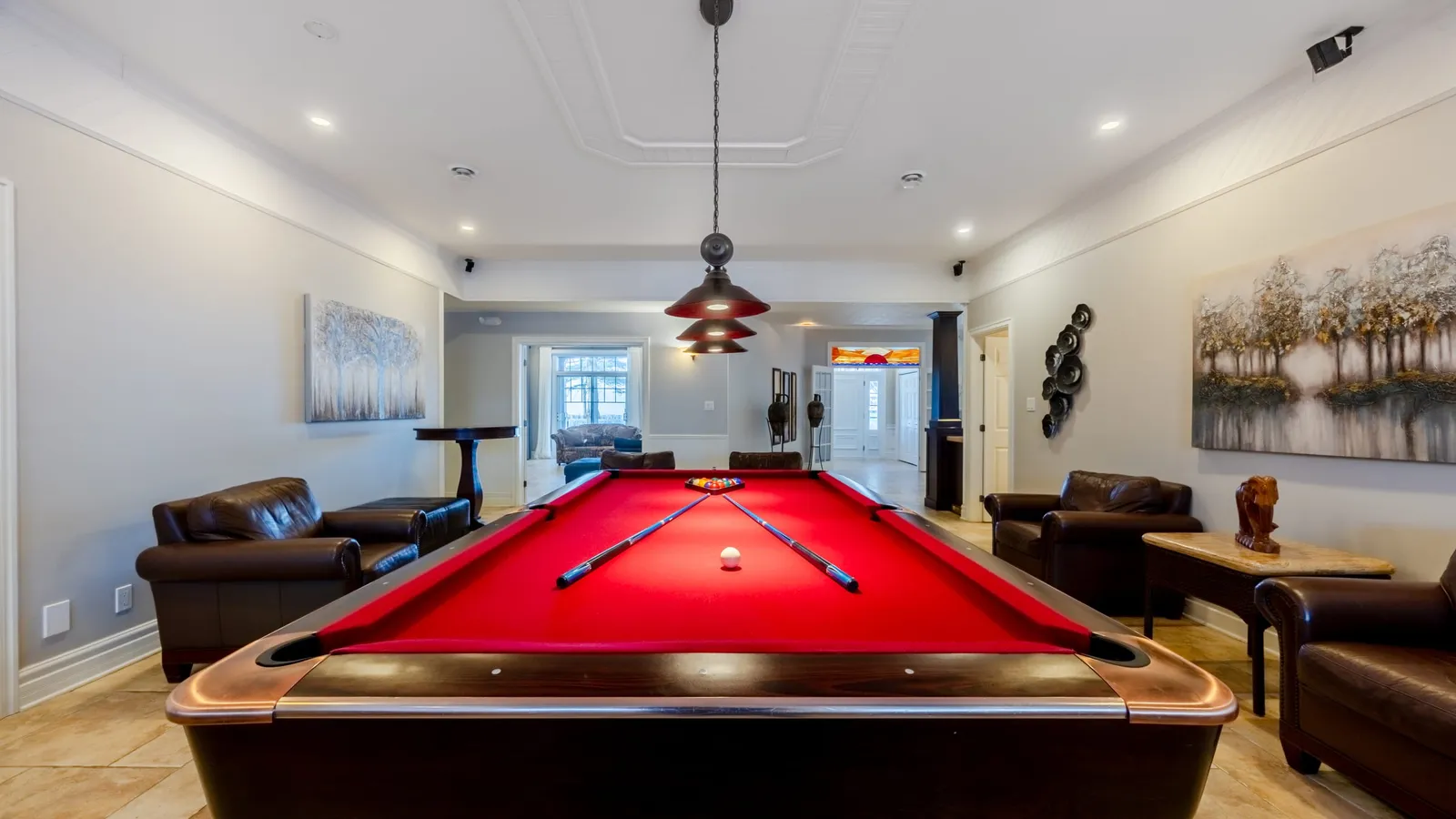 Salle de jeu avec table de billard
