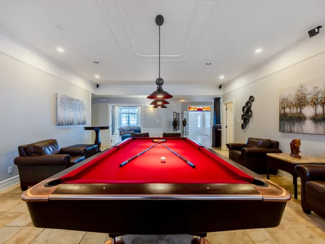 Salle de jeu avec table de billard
