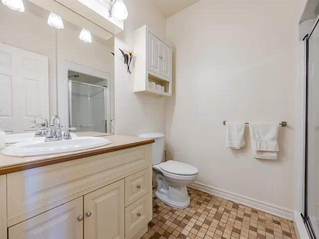 Salle de bain avec douche vitrée