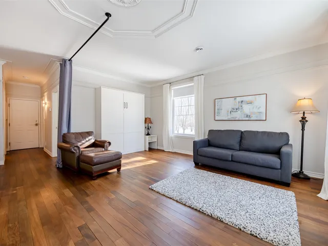 Chambre avec commode et miroir en bois