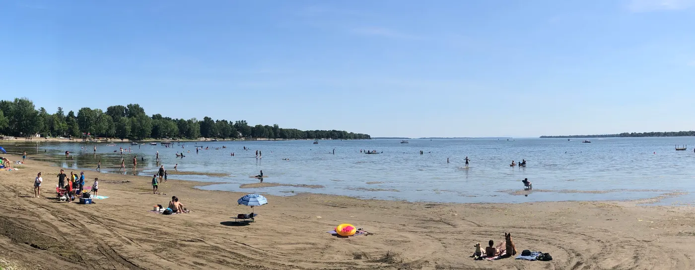 Véranda arrière donnant sur le Lac Champlain