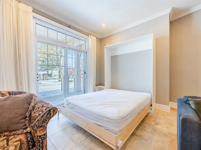 Chambre avec lit escamotable et accès terrasse