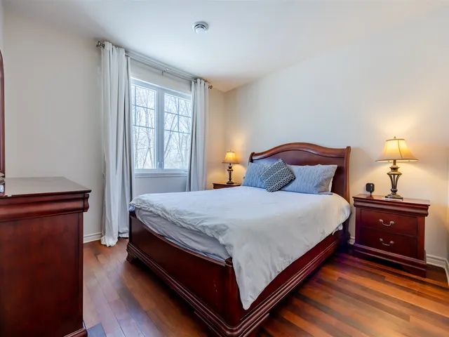Chambre avec lit en bois et literie soignée