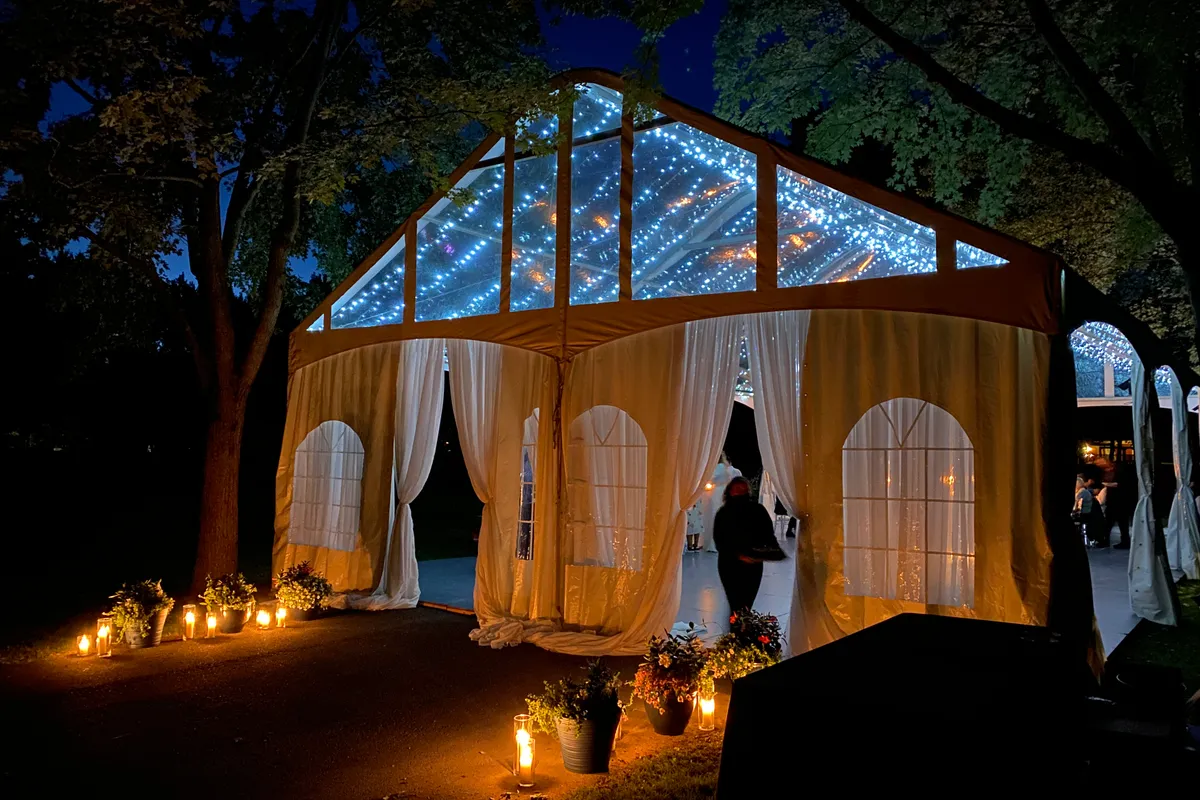 Tente de réception illuminée en soirée
