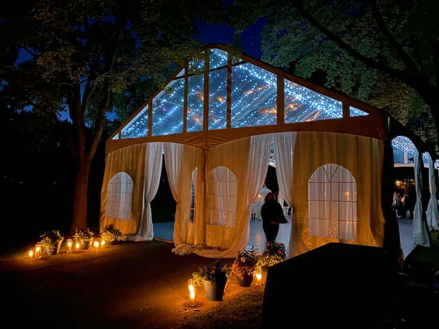 Tente de réception illuminée en soirée
