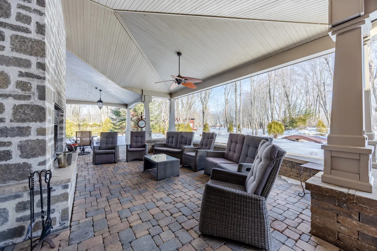 Terrasse couverte avec foyer extérieur en pierre