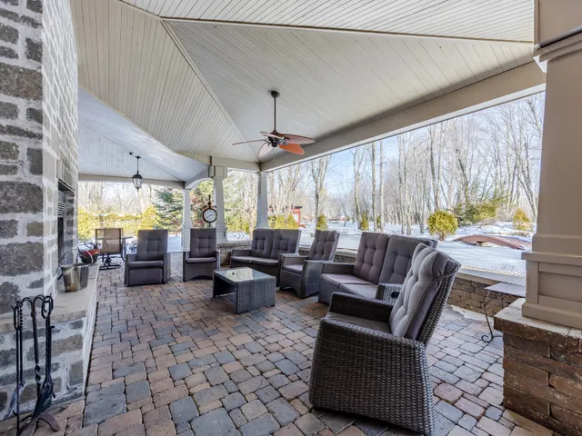 Terrasse couverte avec foyer extérieur en pierre