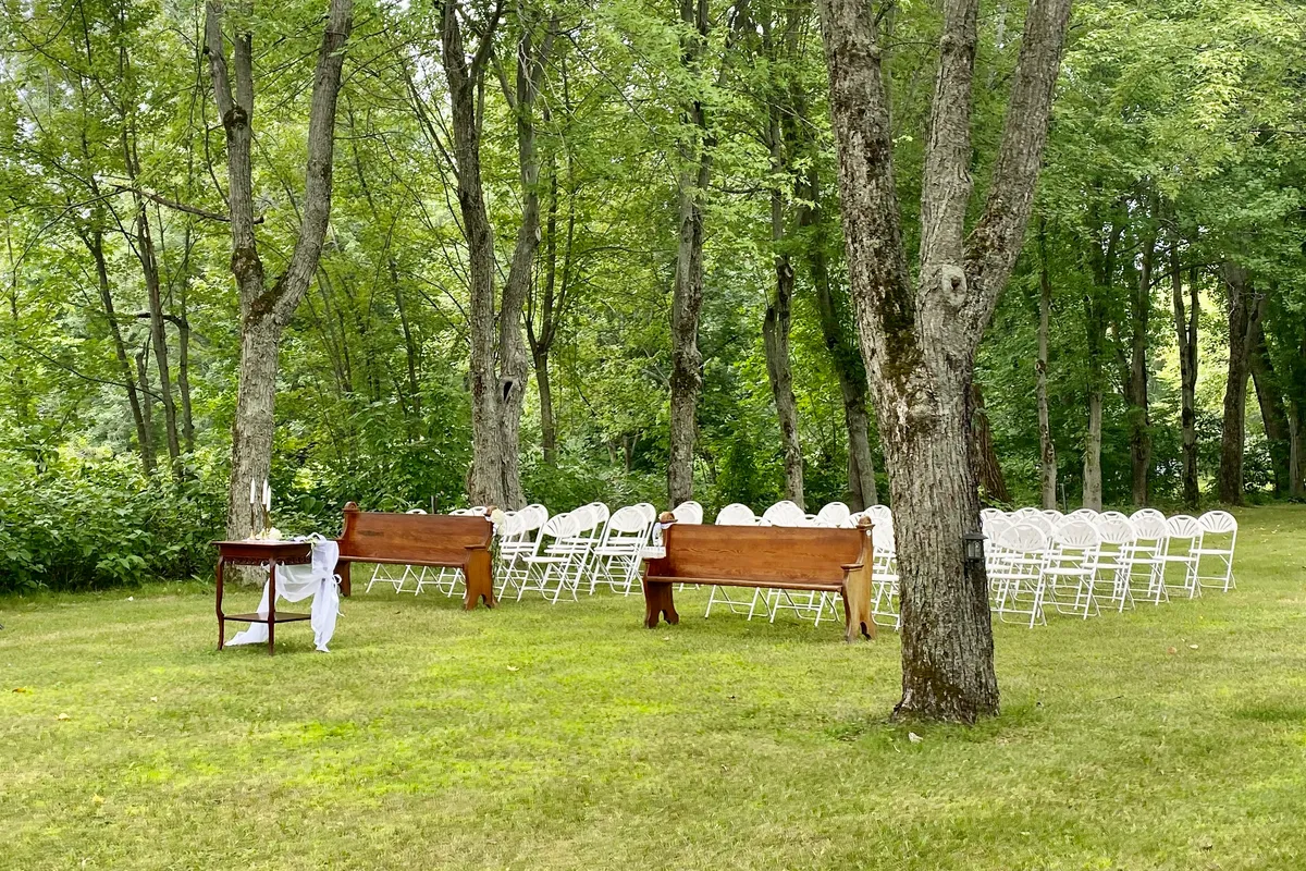 Cérémonie extérieure aménagée sous les arbres